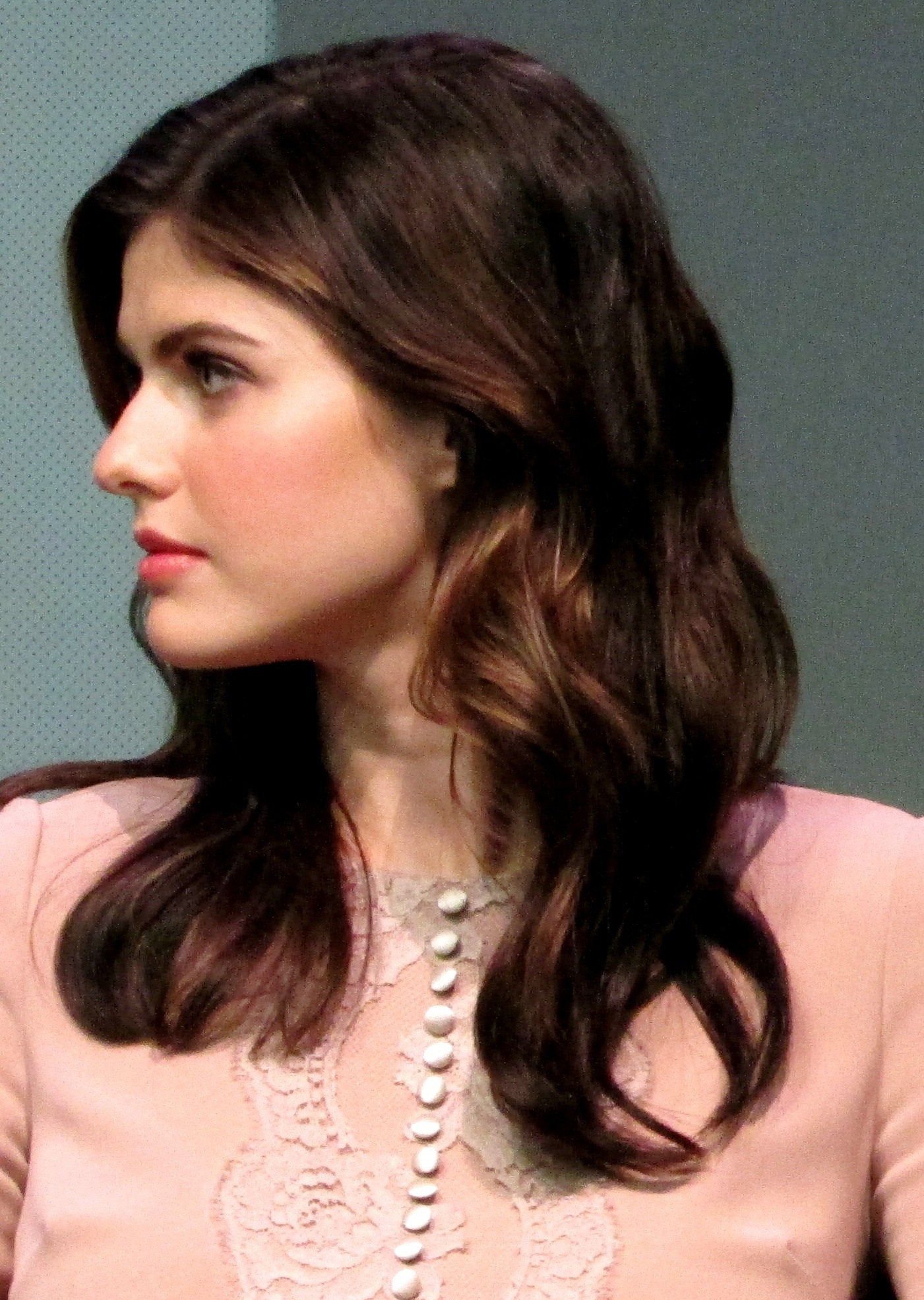 alexandra-daddario-hd-wallpaper