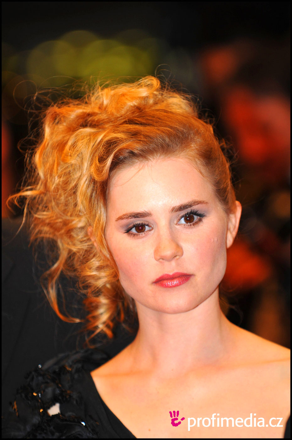 alison-lohman-party