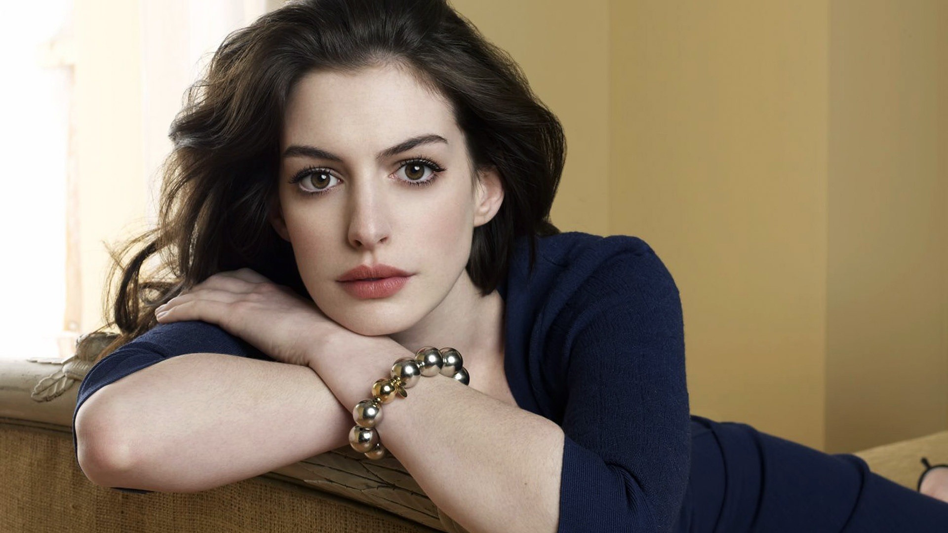 anne-hathaway-2015