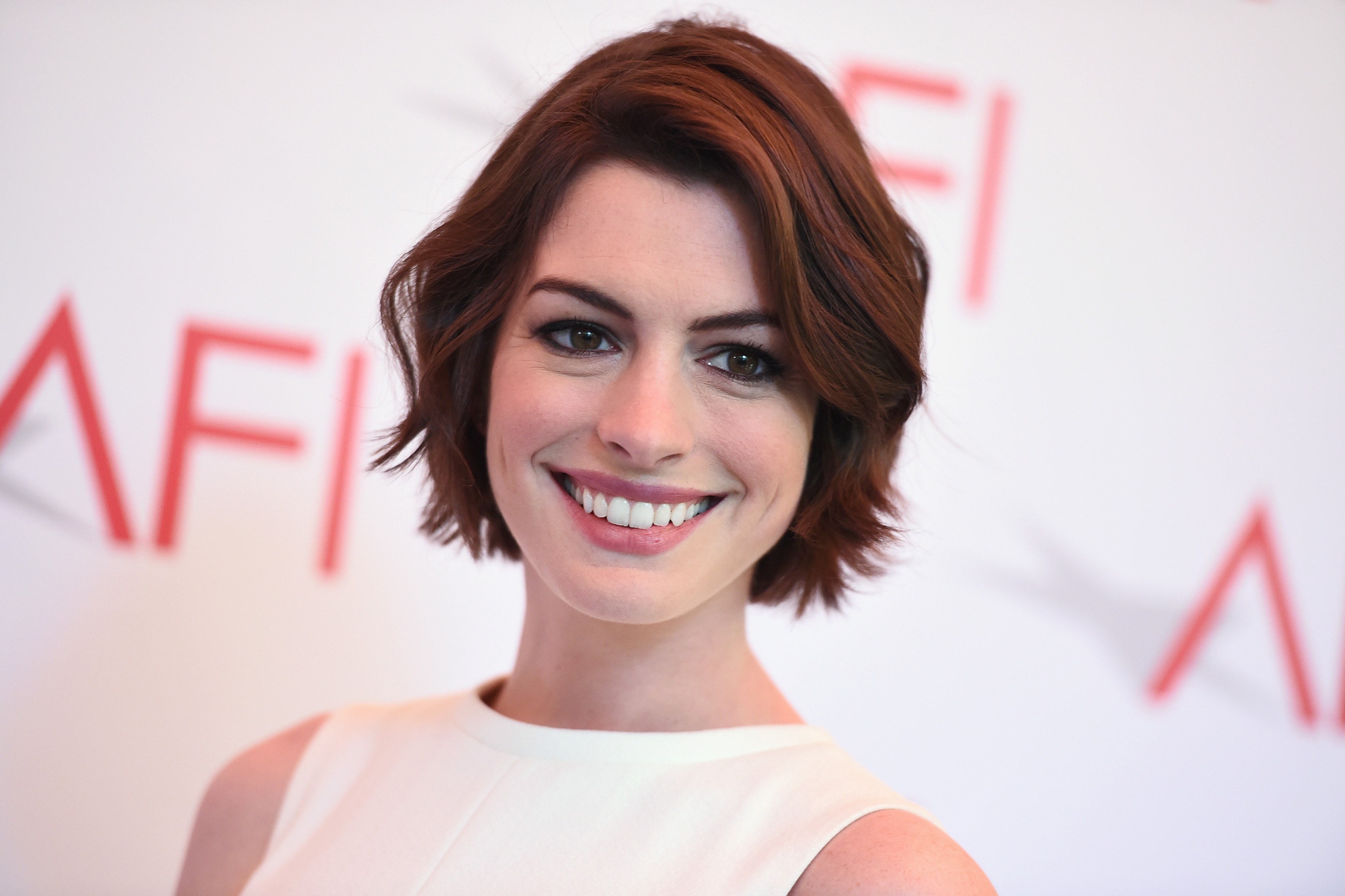 anne-hathaway-wallpaper