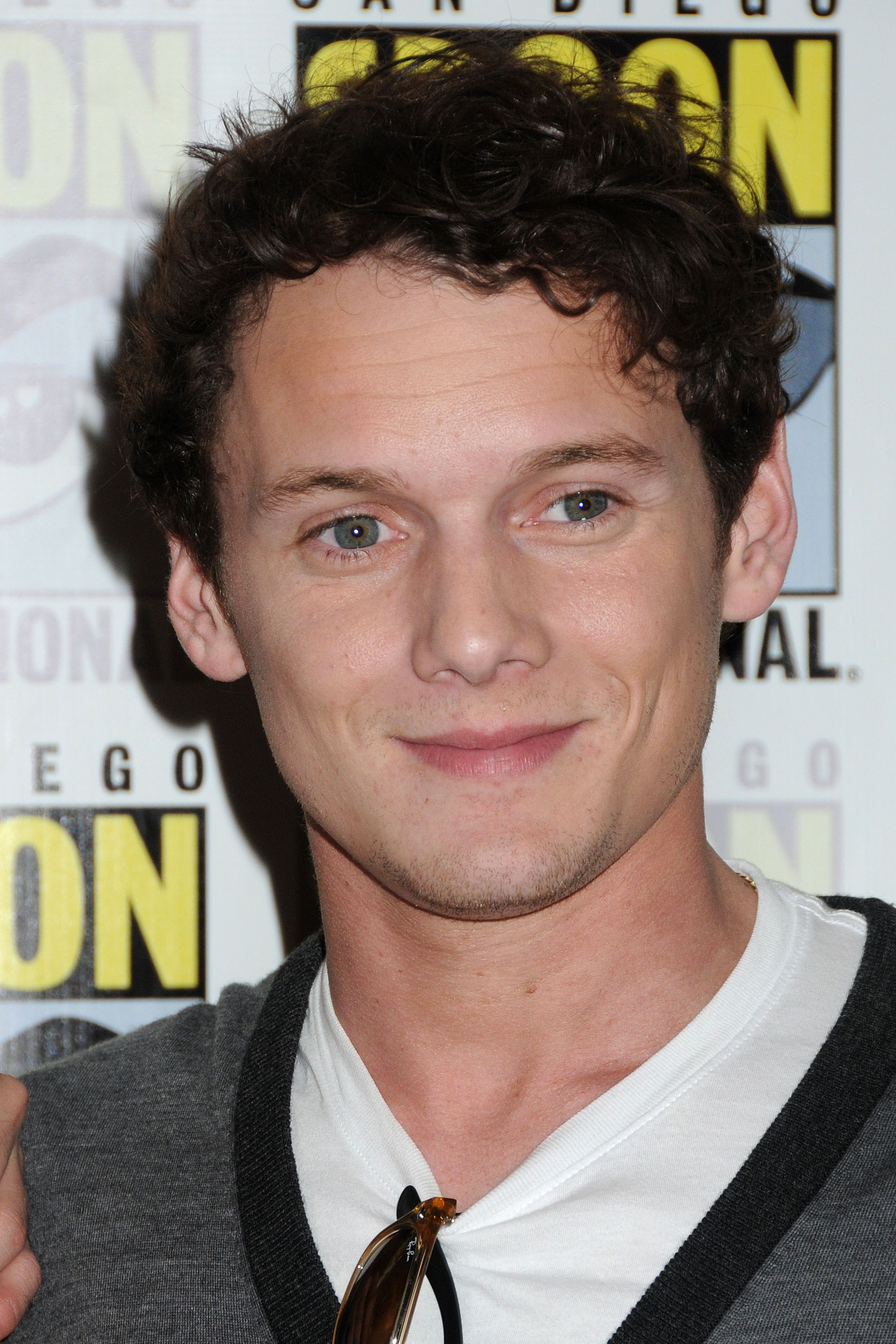 anton-yelchin-hd-wallpaper