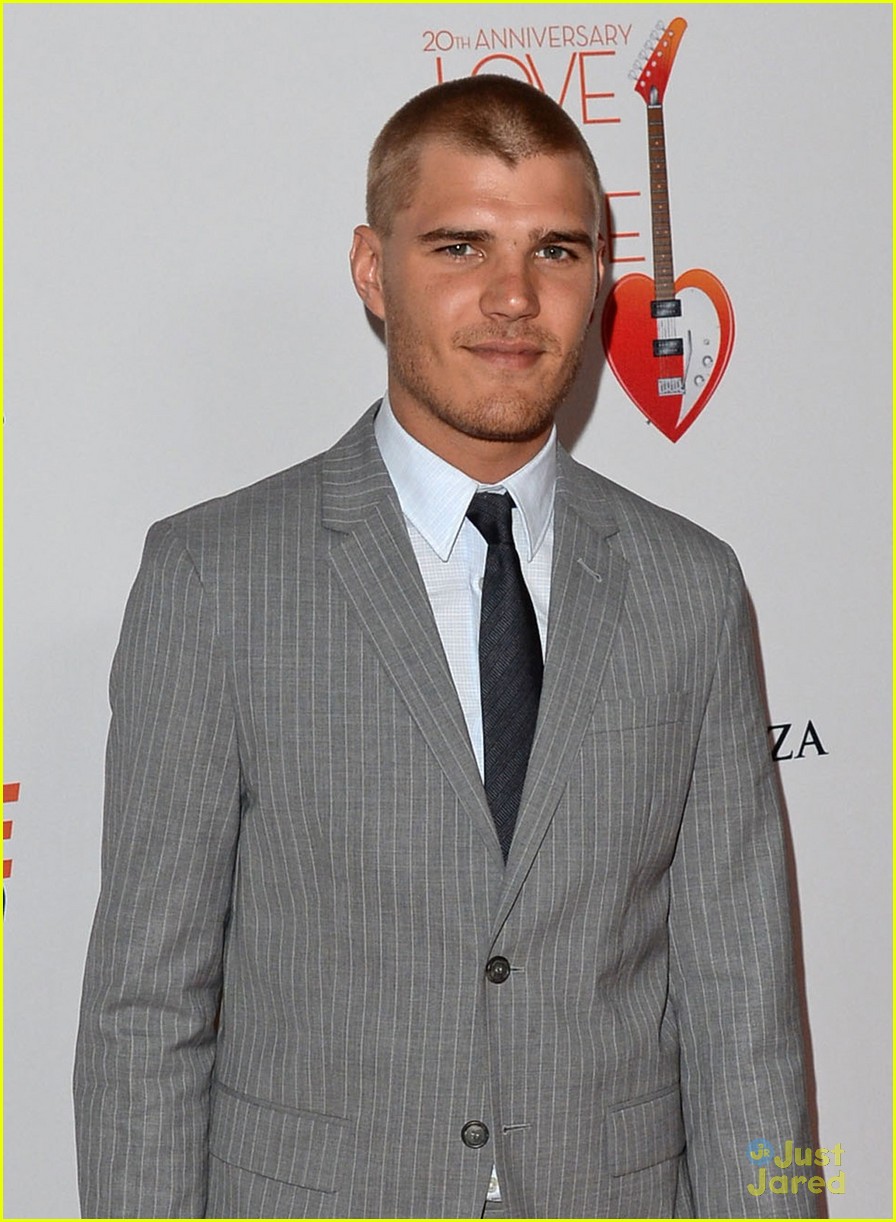 chris-zylka-net-worth