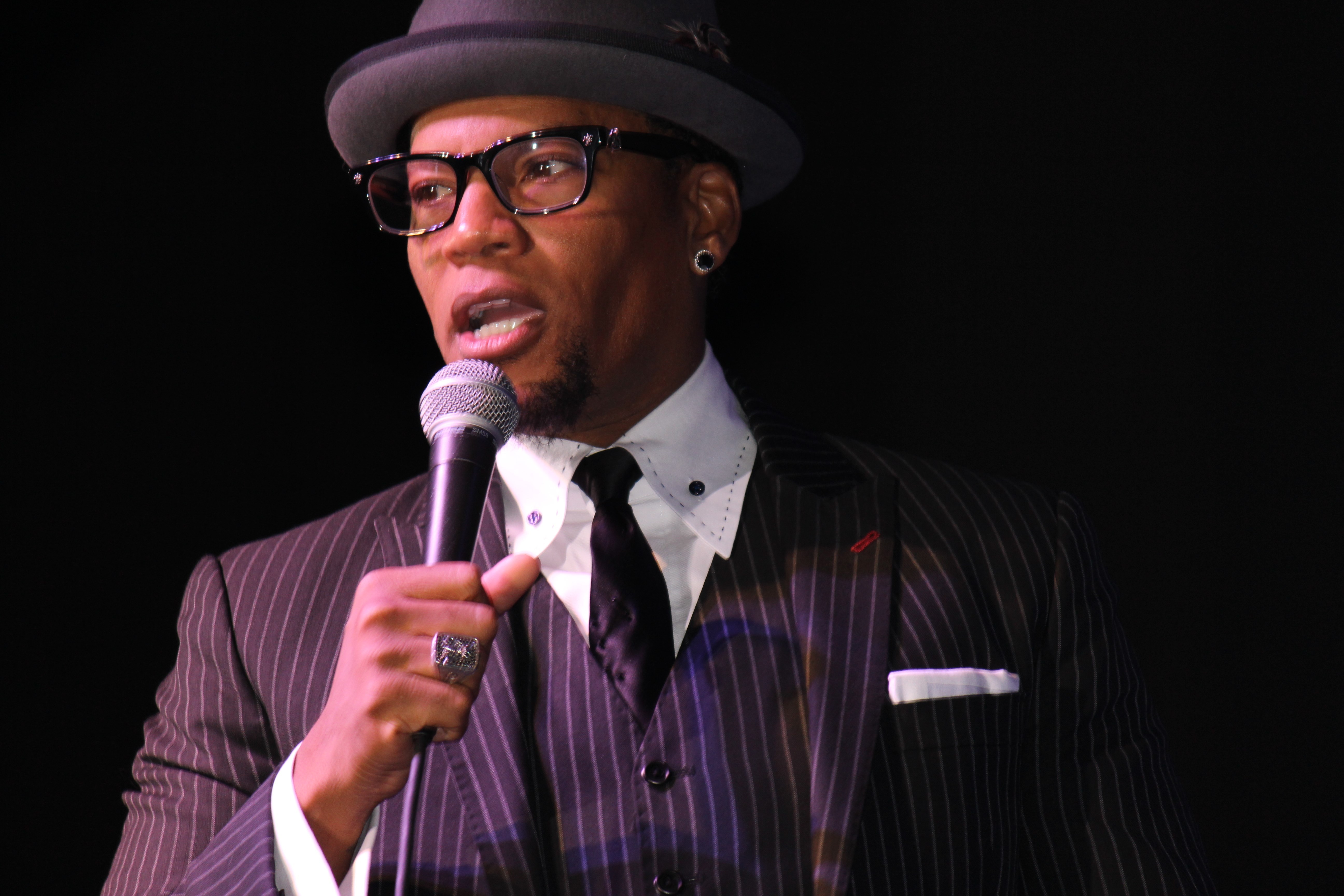 d-l-hughley-wallpaper