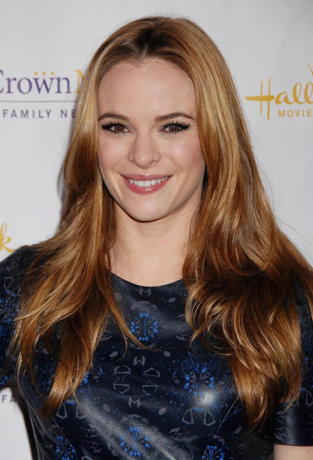 danielle-panabaker-summertime