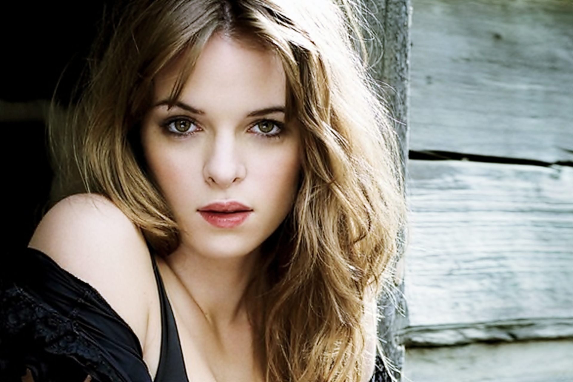 danielle-panabaker-wallpapers