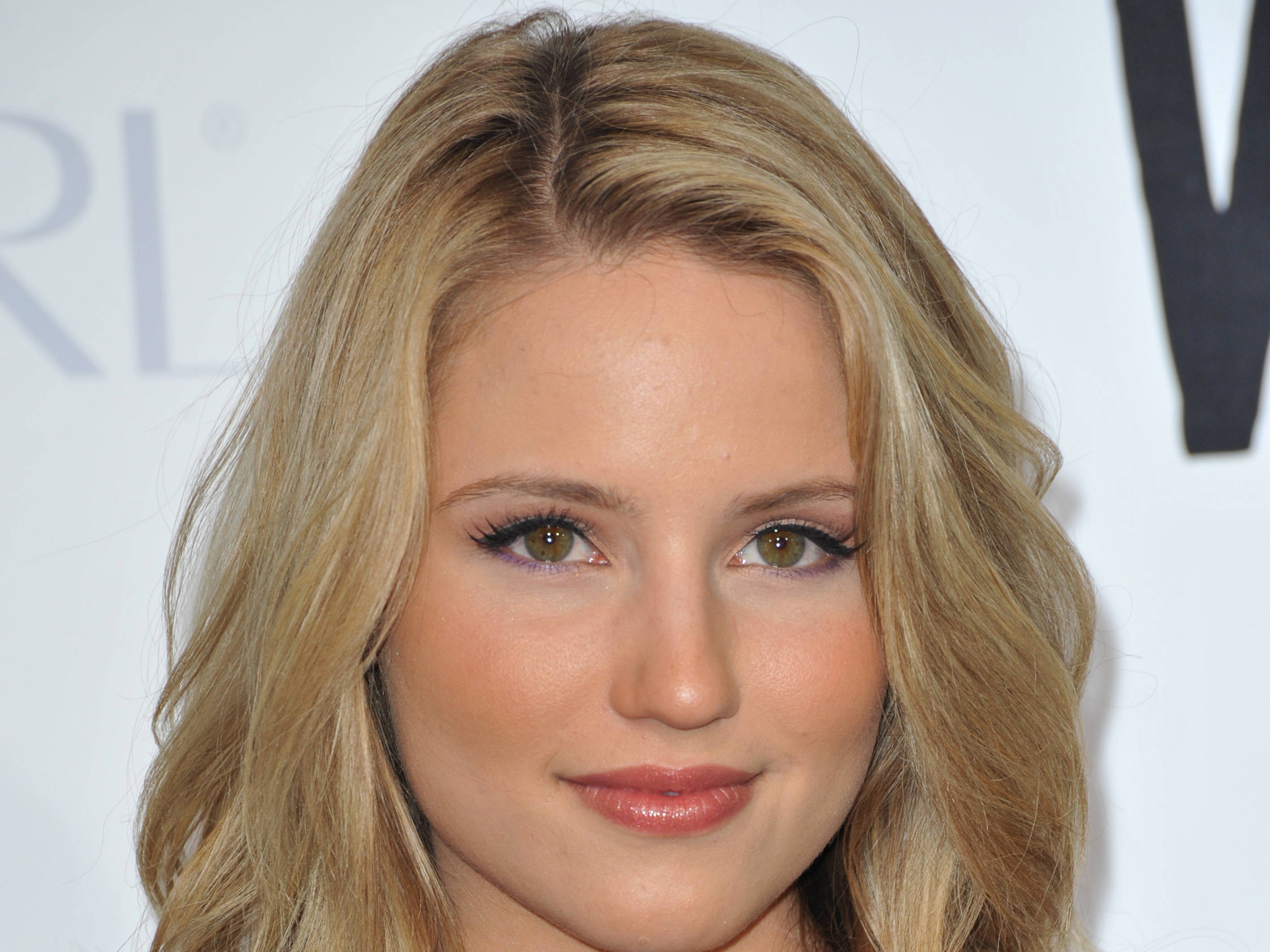 dianna-agron-hd-wallpaper