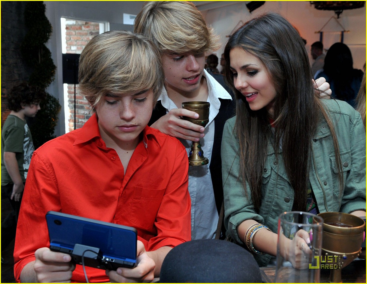 dylan-and-cole-sprouse-2015