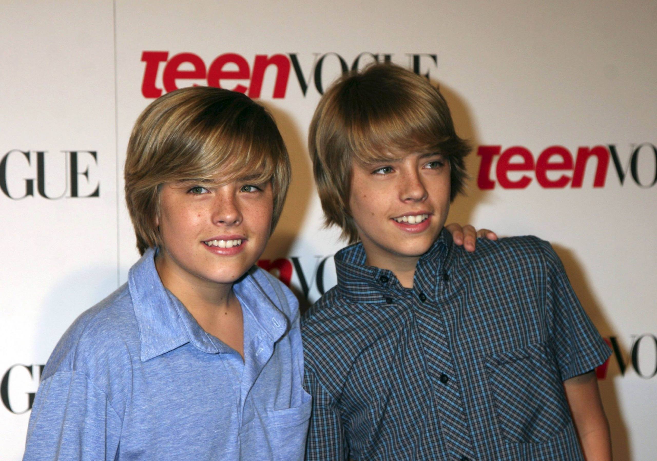 dylan-and-cole-sprouse-wallpaper