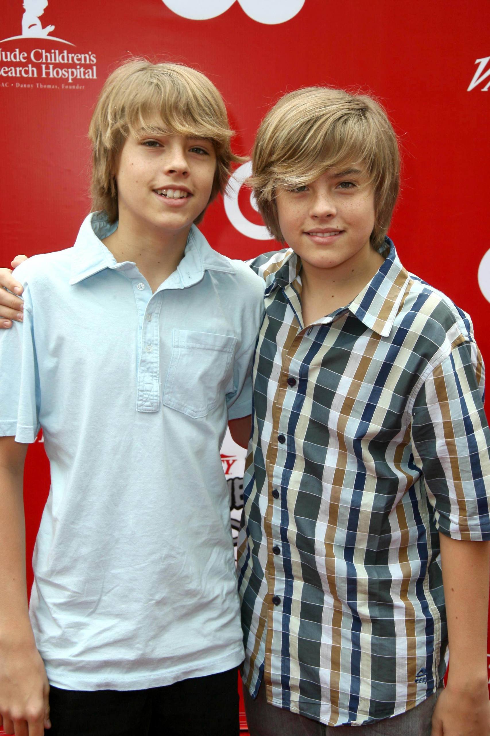 dylan-and-cole-sprouse-wallpapers