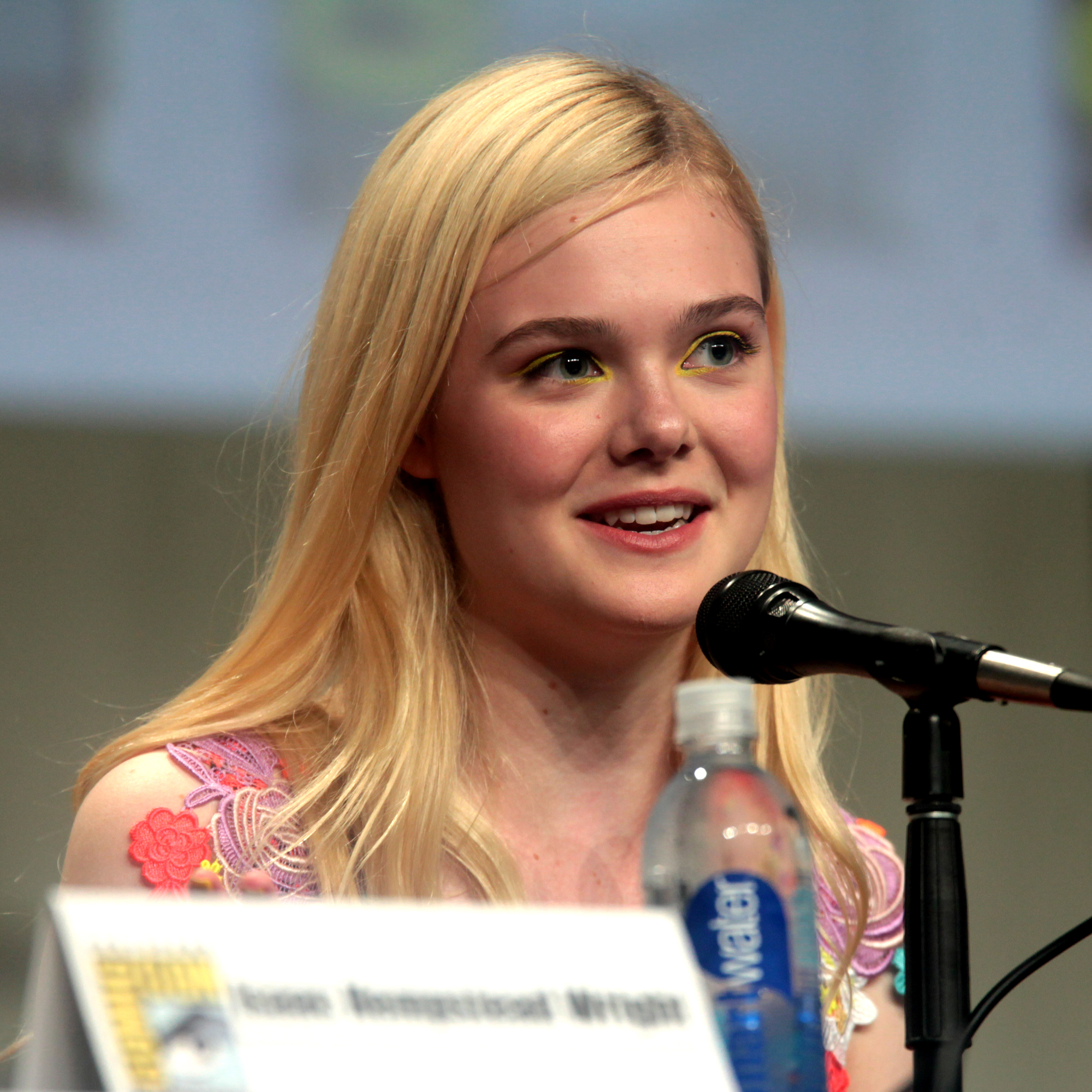 elle-fanning-hd-wallpaper