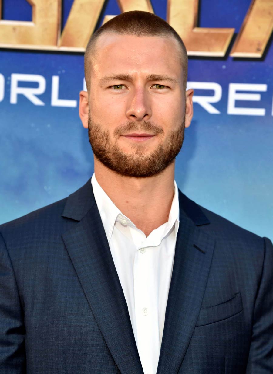 glen-powell-wallpaper