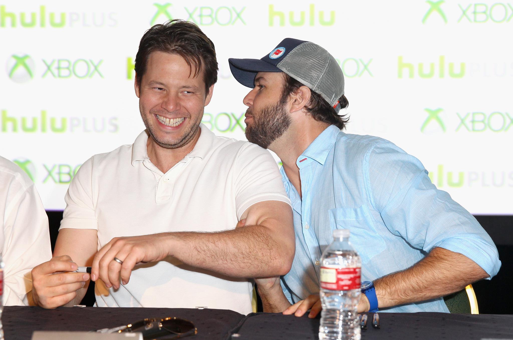 ike-barinholtz-wallpaper