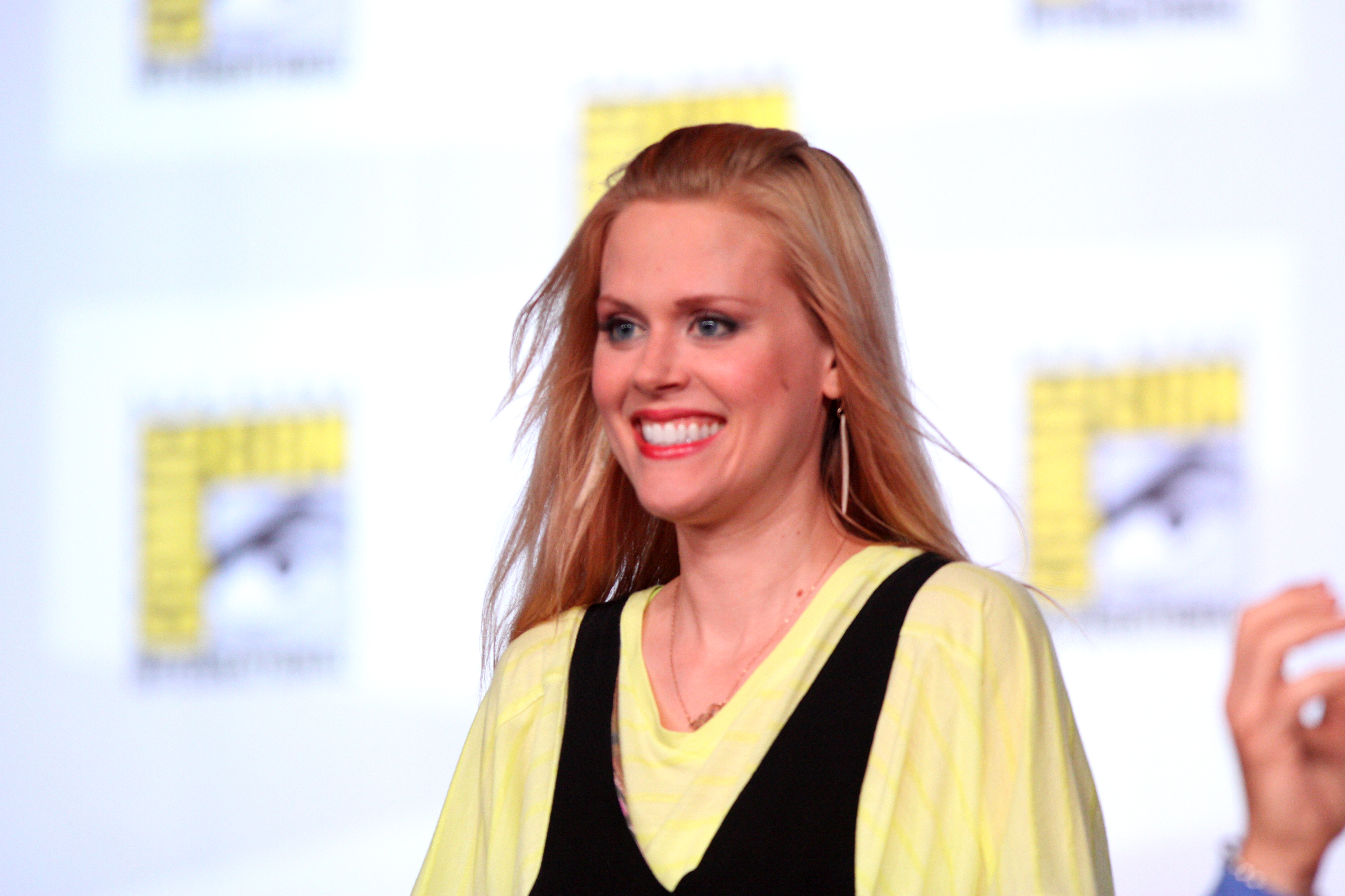 best-pictures-of-janet-varney