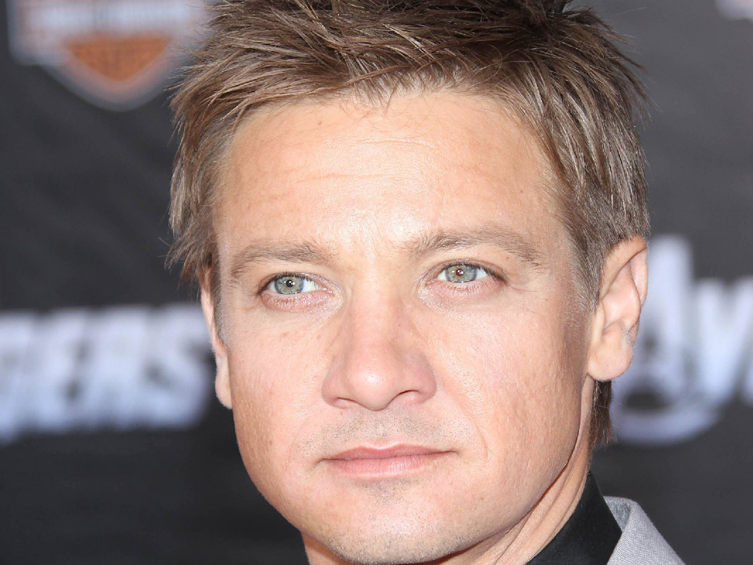 jeremy-renner-summertime