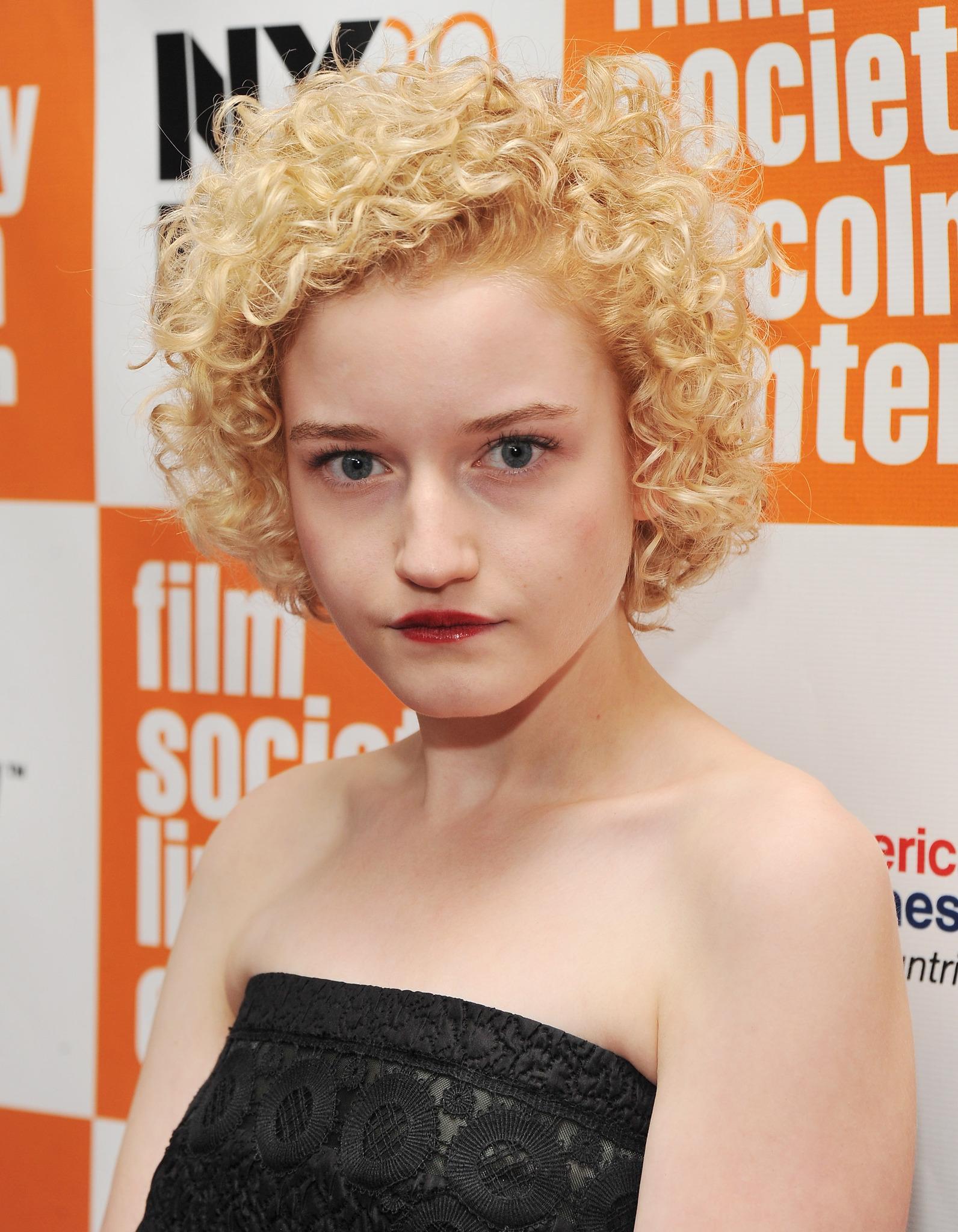 julia-garner-2015