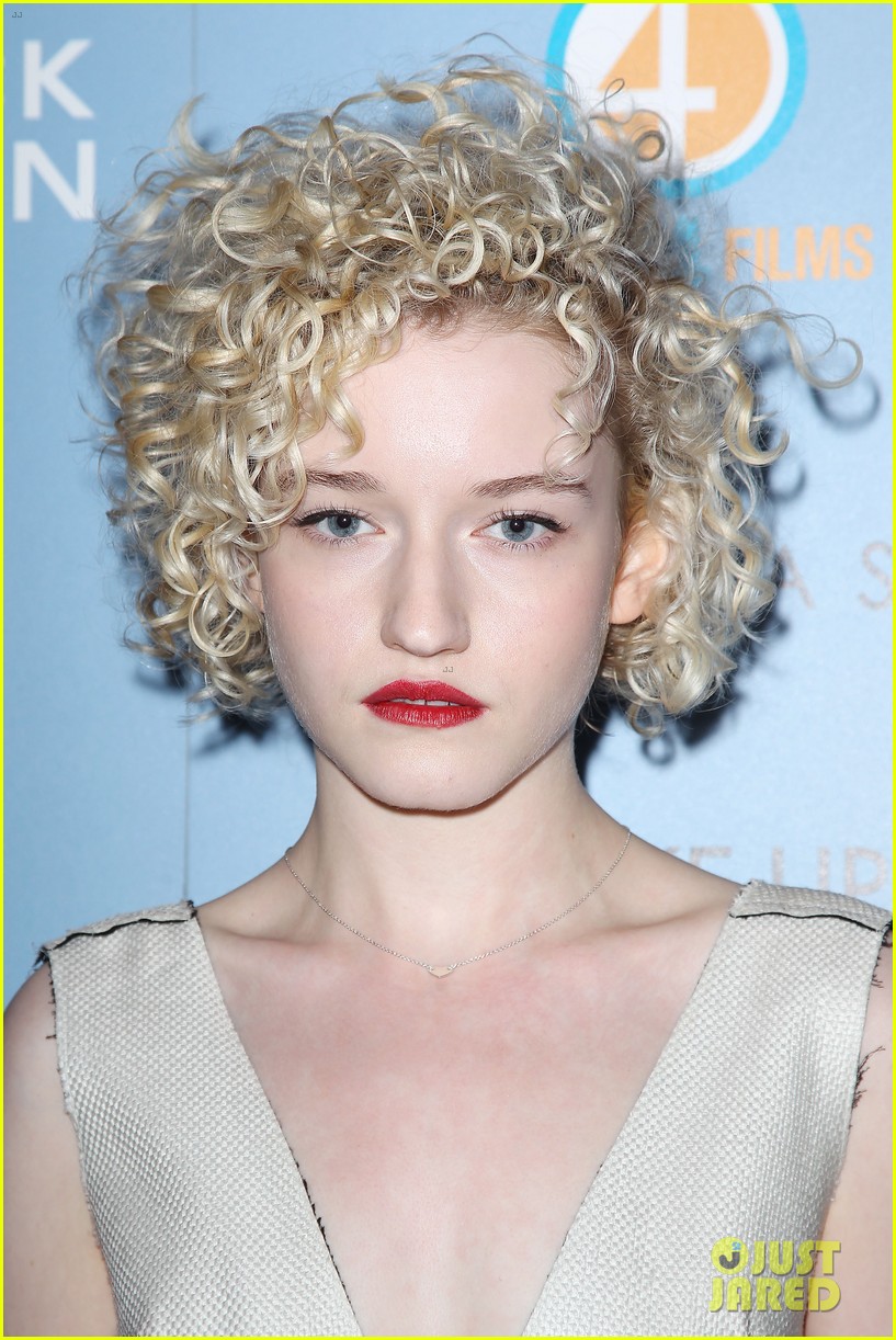 julia-garner-2016