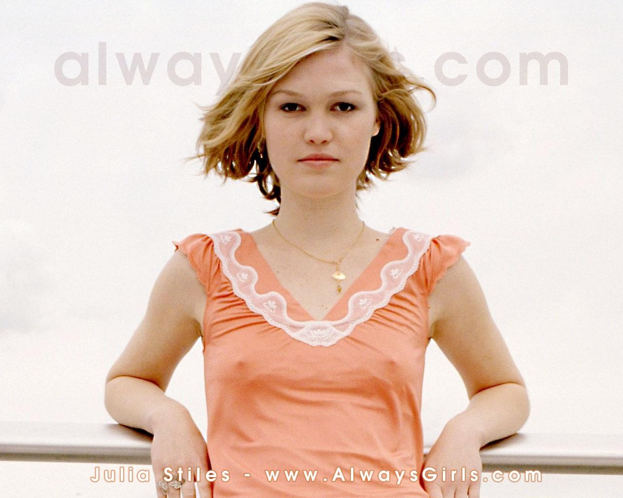 julia-stiles-2015