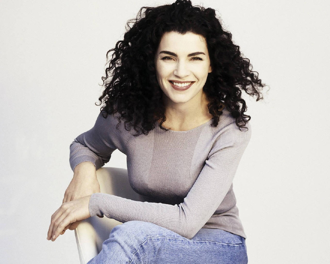 julianna-margulies-wallpaper