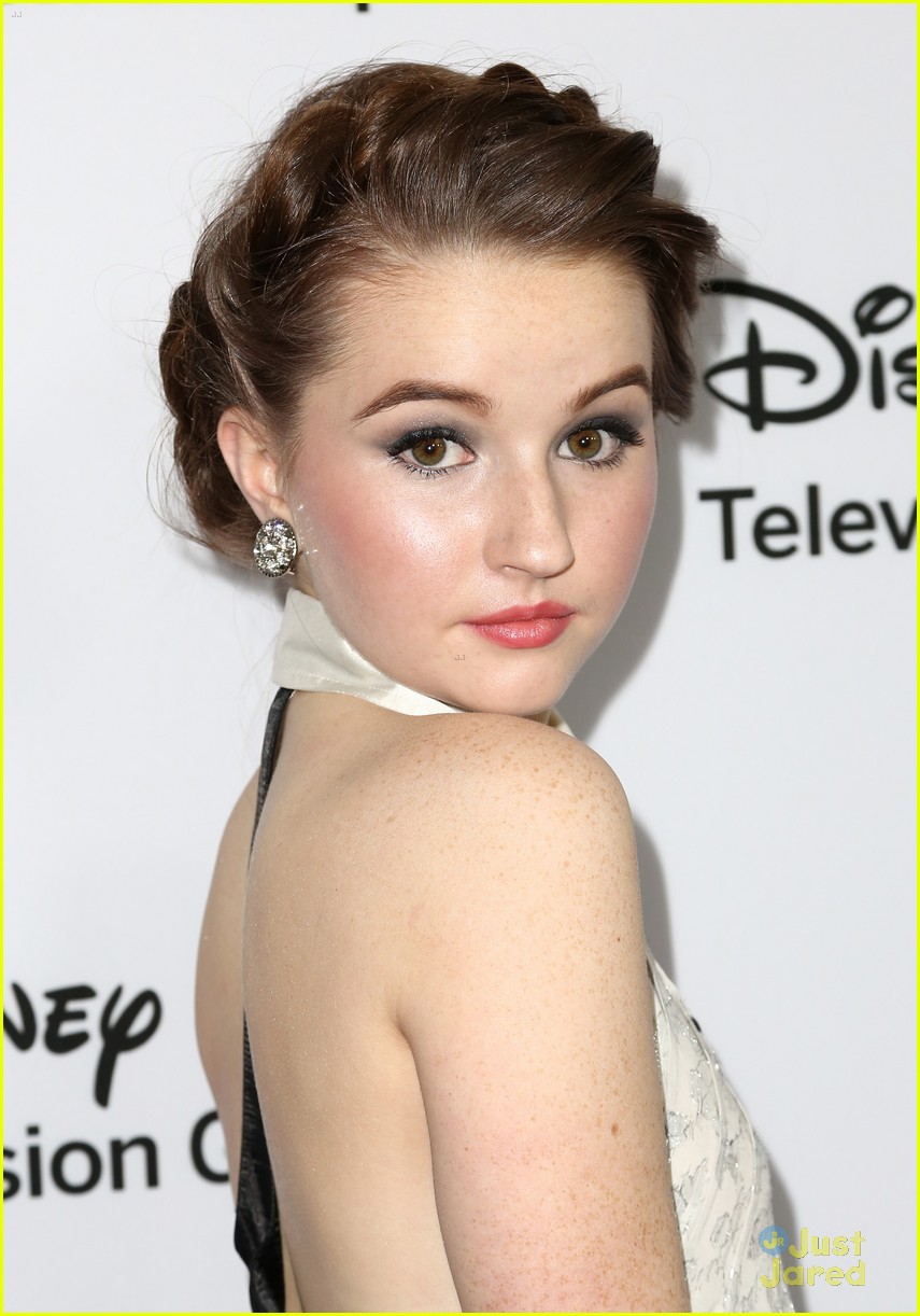 kaitlyn-dever-wallpapers