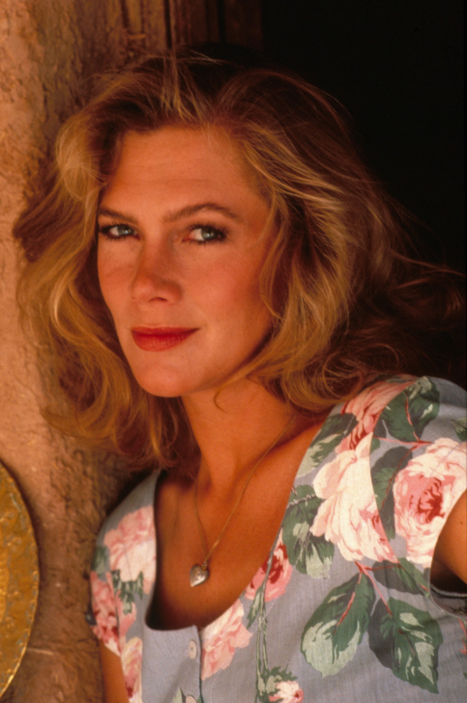 kathleen-turner-hd-wallpaper