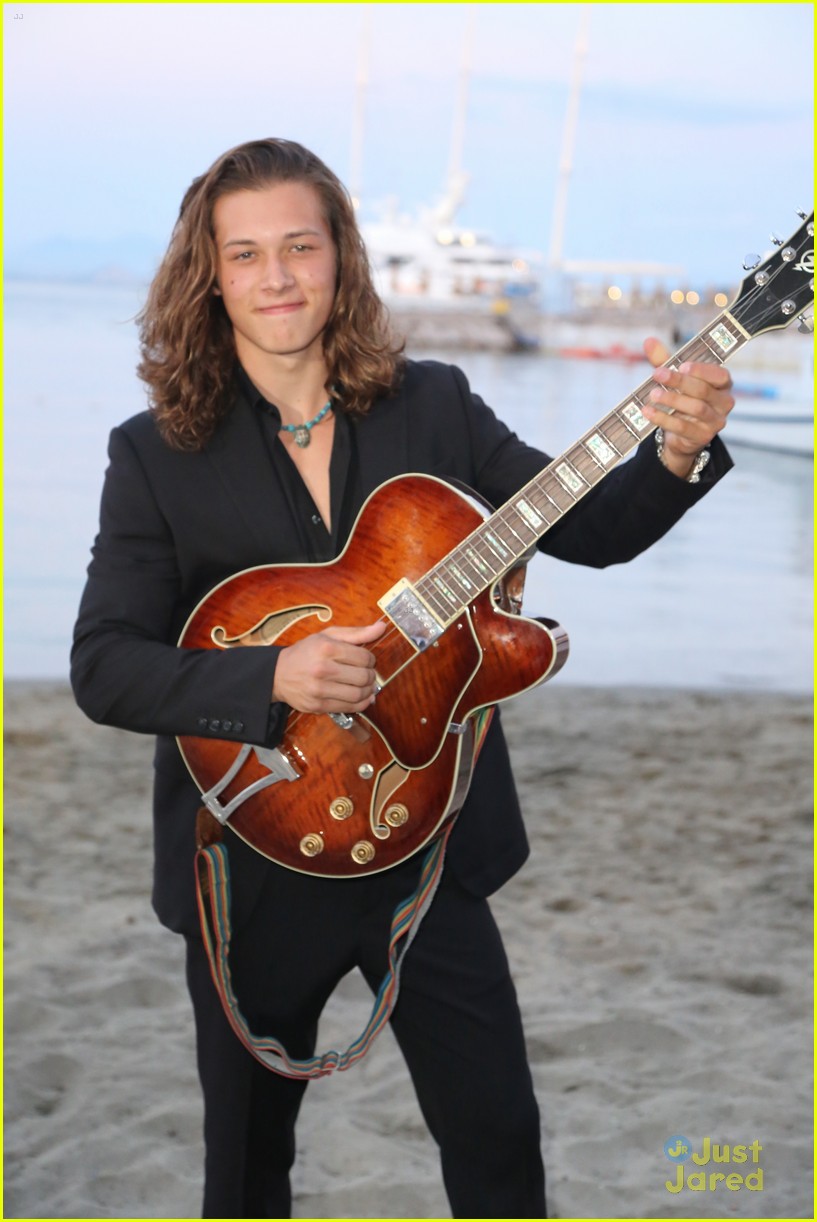 leo-howard-family