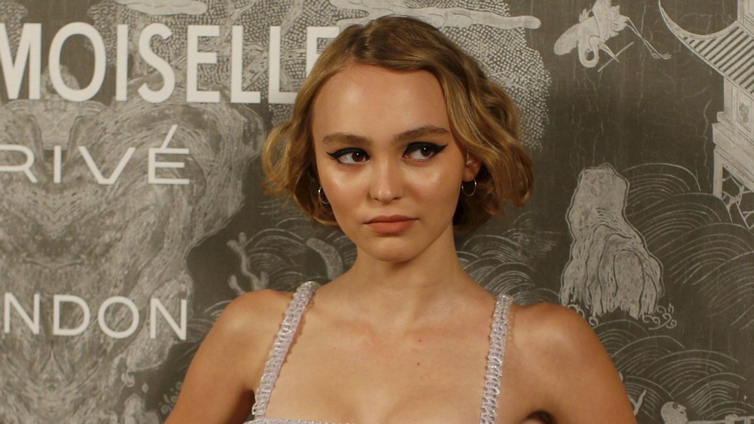 lily-rose-depp-wallpaper