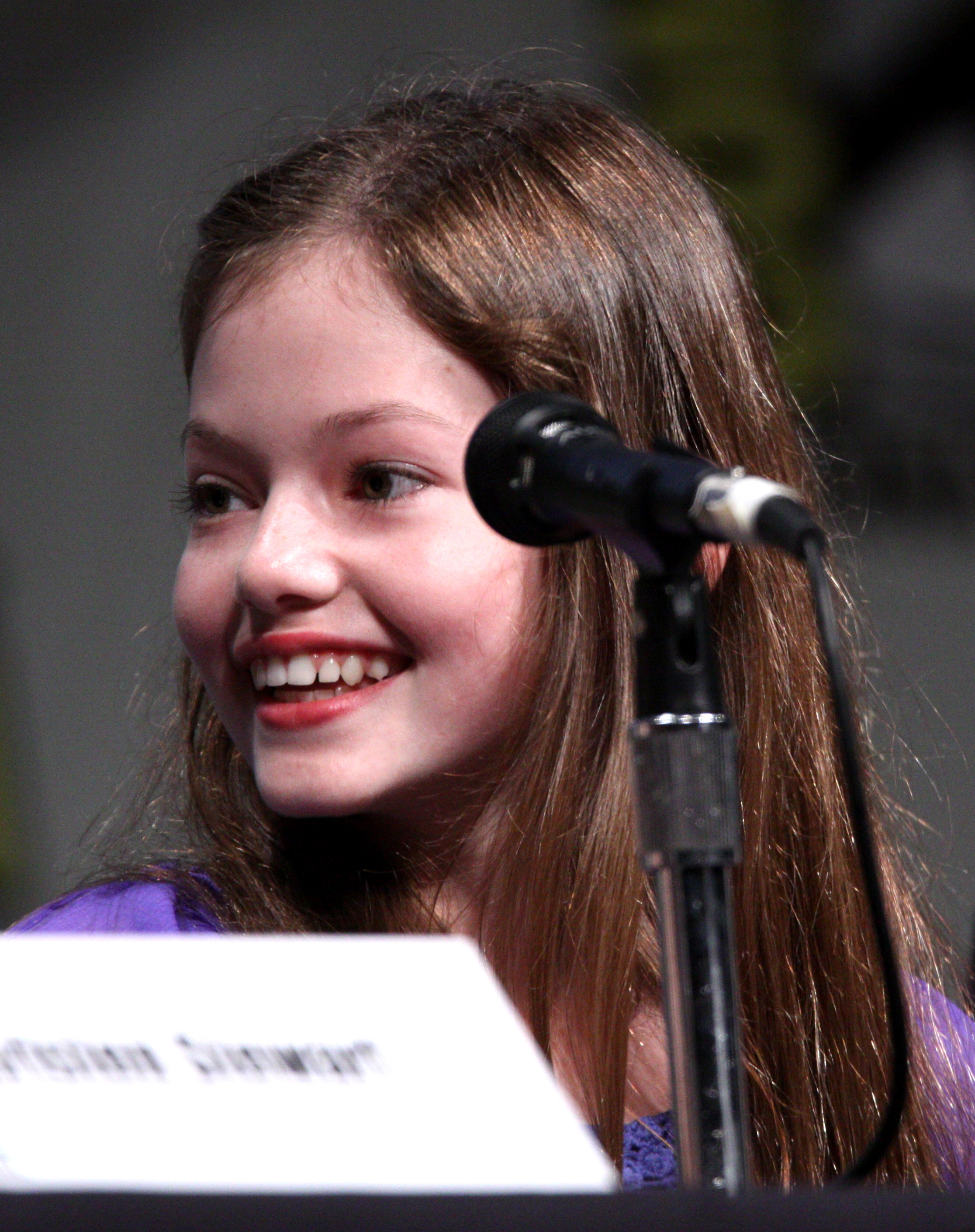 mackenzie-foy-hd-wallpaper