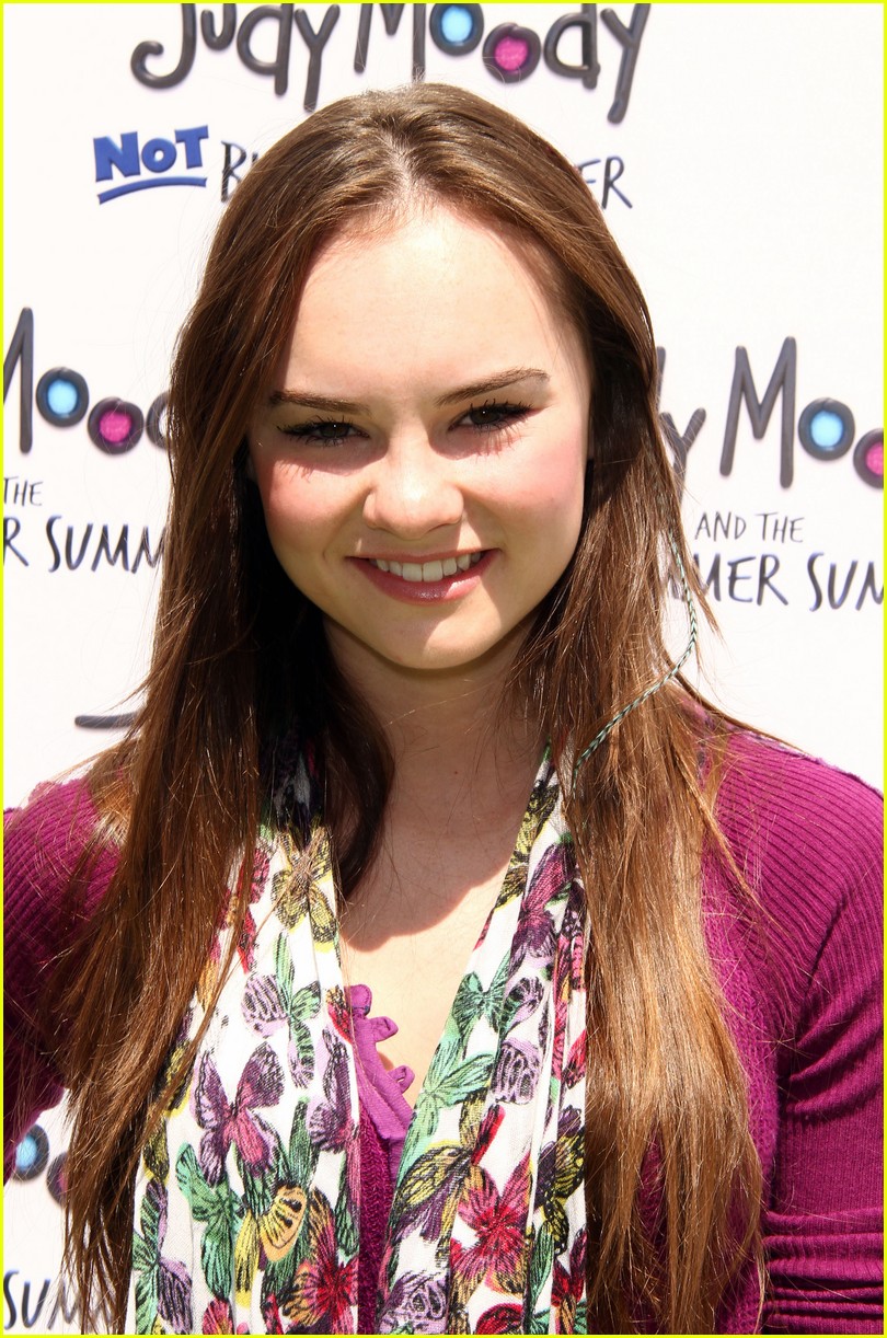 madeline-carroll-hd-wallpaper