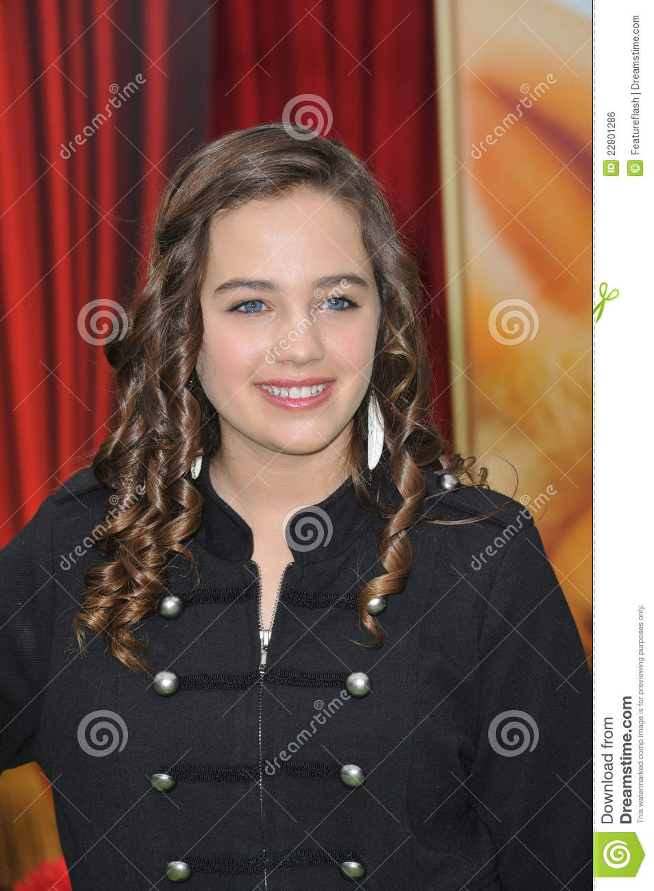 mary-mouser-2015