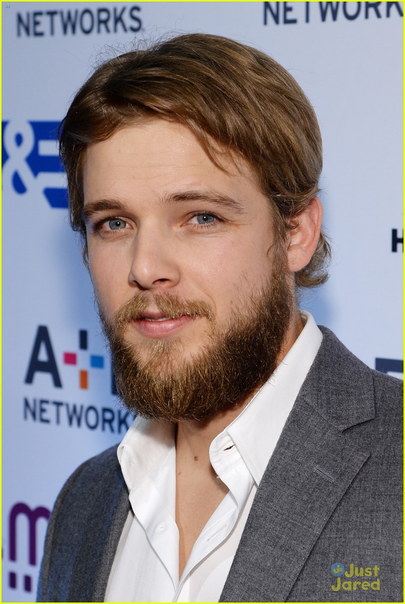 max-thieriot-wallpaper