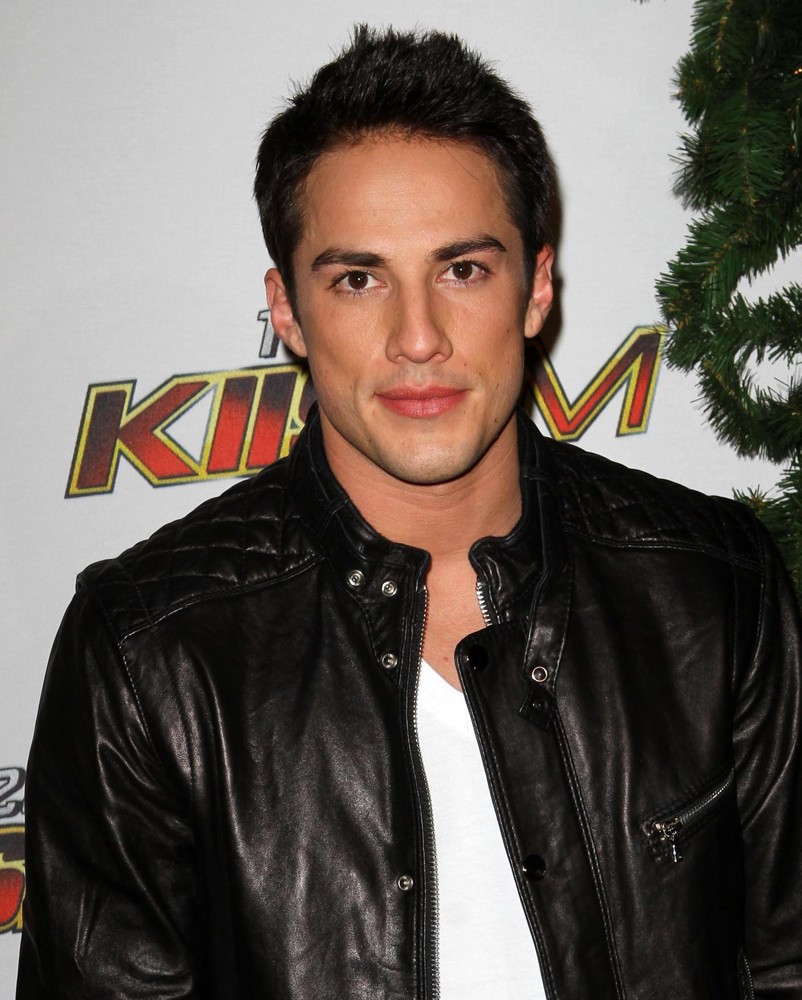 michael-trevino-hd-wallpaper