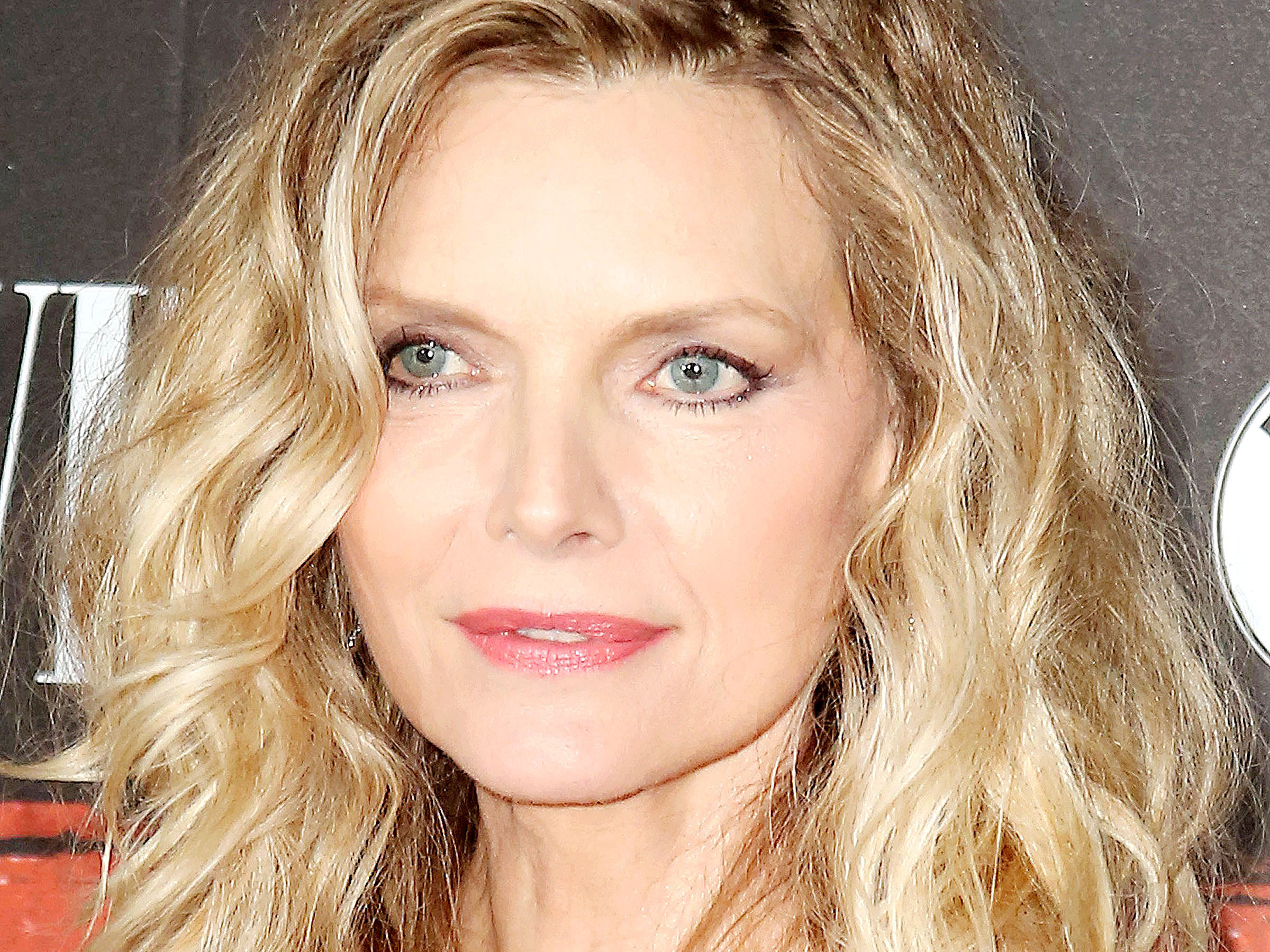 michelle-pfeiffer-wallpaper