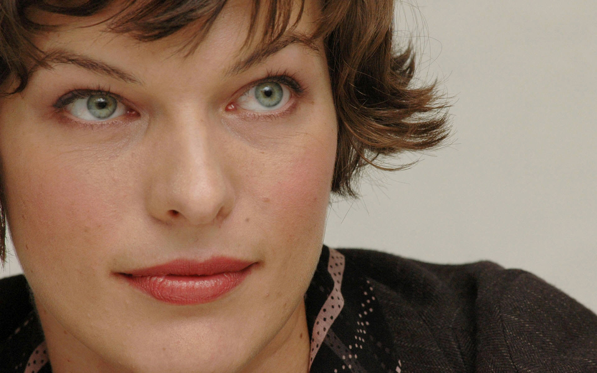 milla-jovovich-young