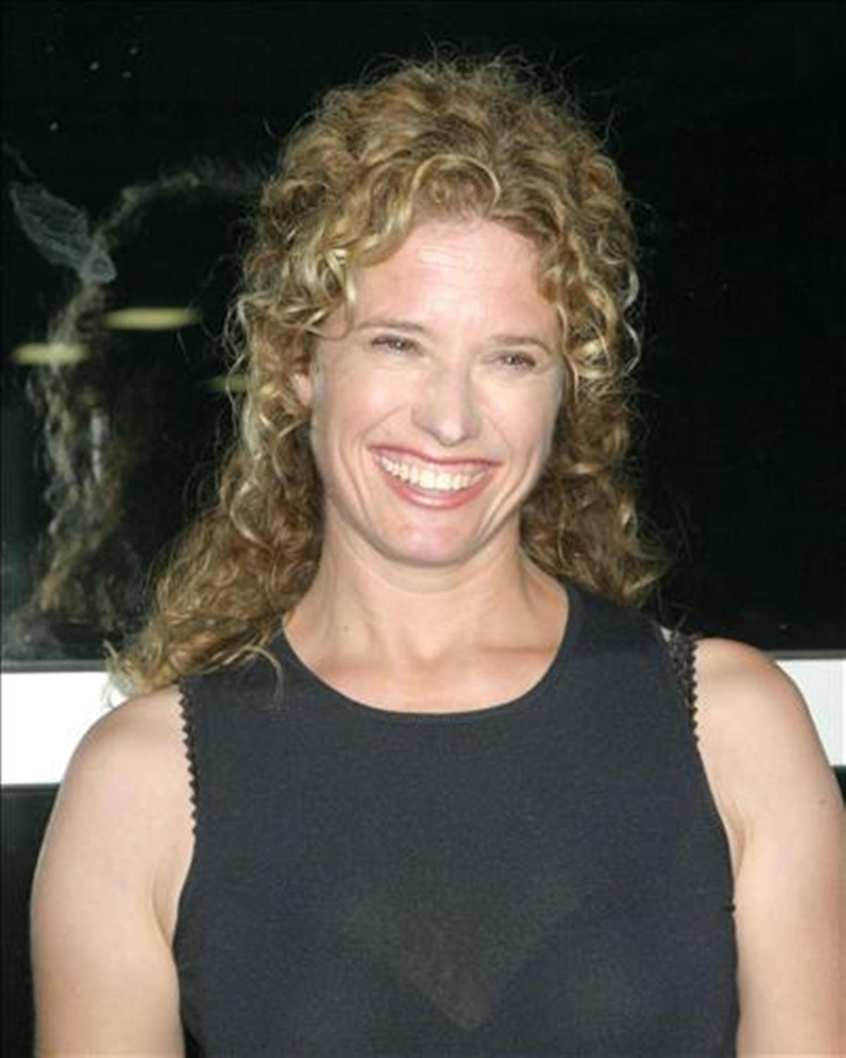 nancy-travis-2015