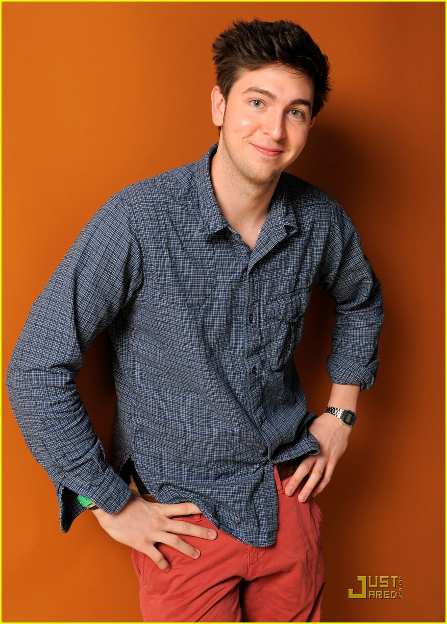 nicholas-braun-wallpaper