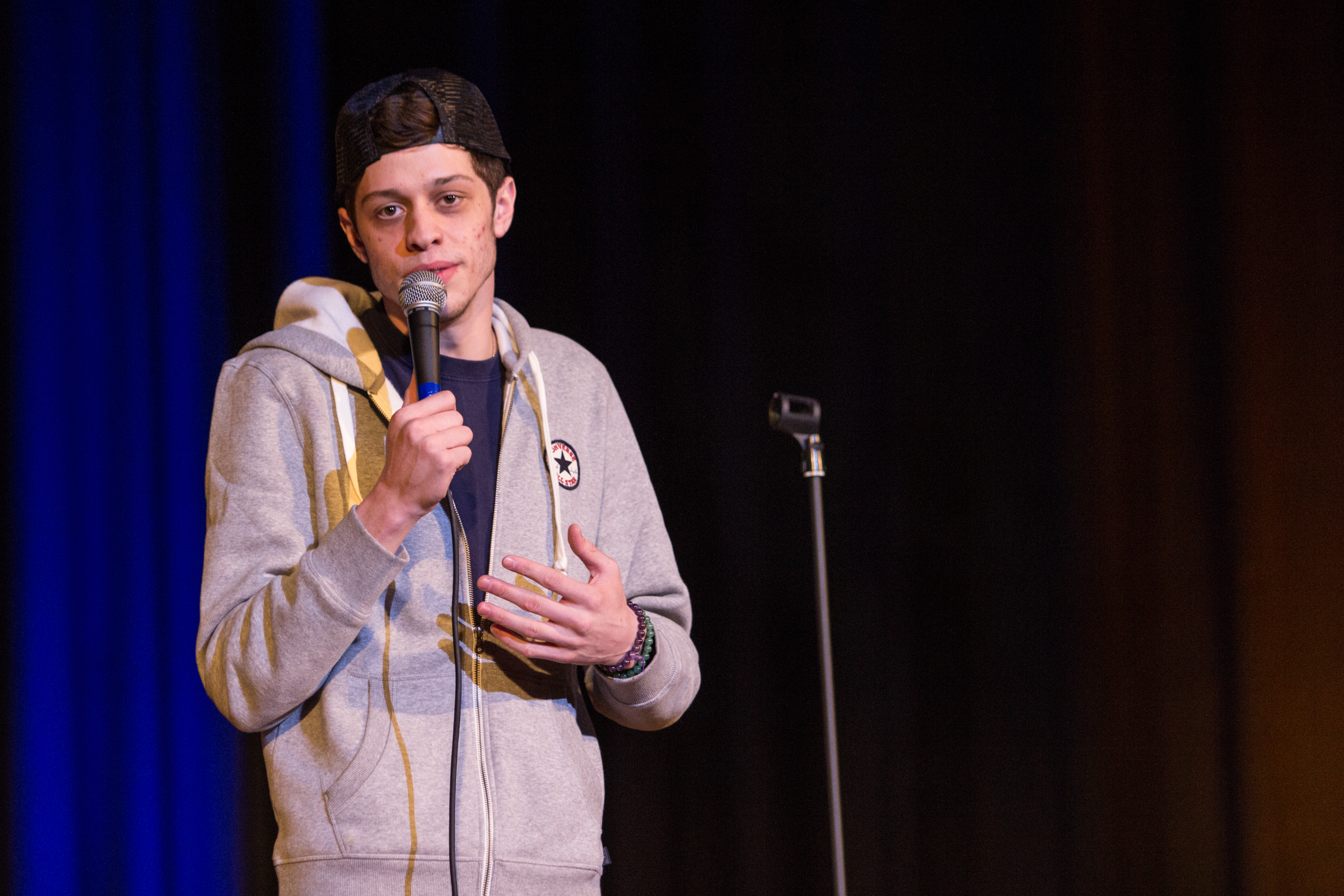 pete-davidson-hd-wallpaper