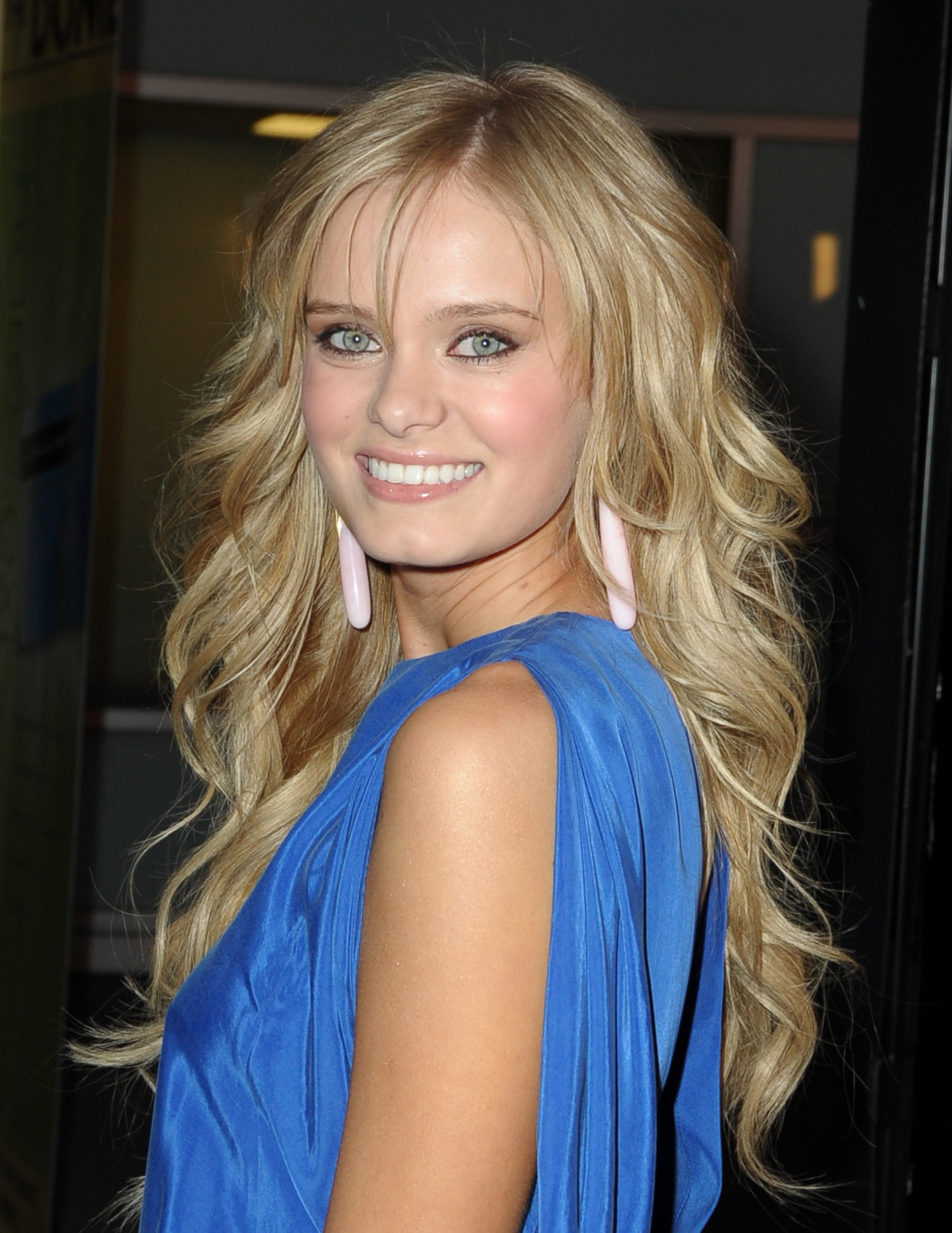 sara-paxton-young