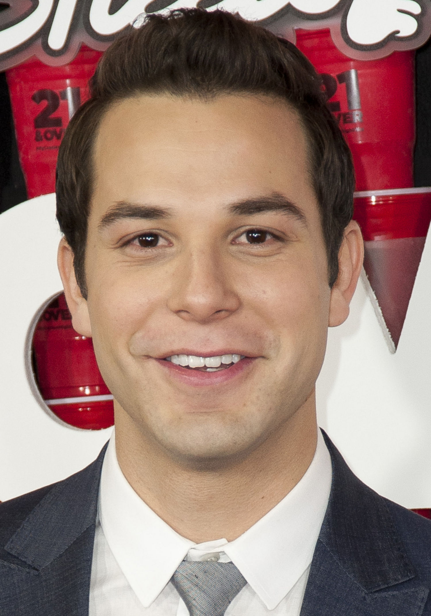 best-pictures-of-skylar-astin