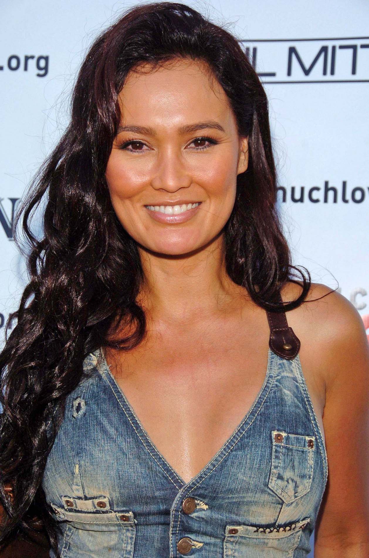 tia-carrere-wallpaper