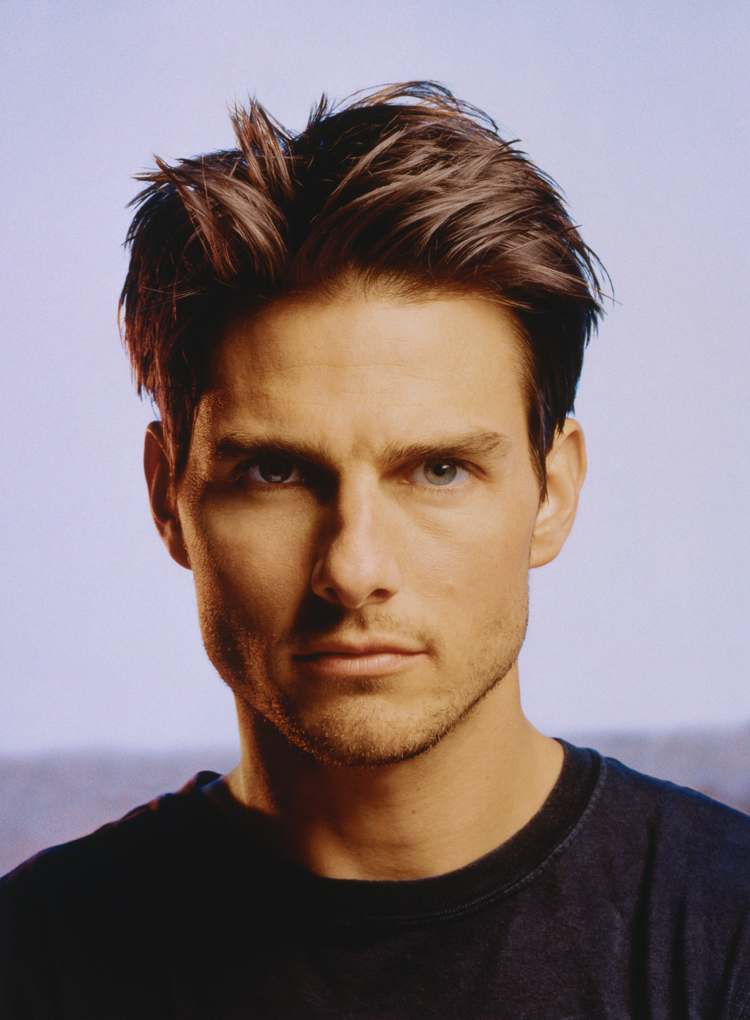 https://www.picsofcelebrities.com/celebrity/tom-cruise/pictures/large/tom-cruise-wallpaper.jpg