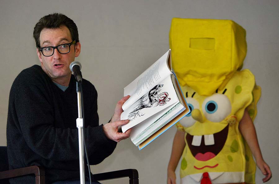 Кто озвучивал карамельку. Tom Kenny. Tom Kenny Voice. Tom Kenny Voice of Spongebob. Кто озвучивает губку Боба на английском.