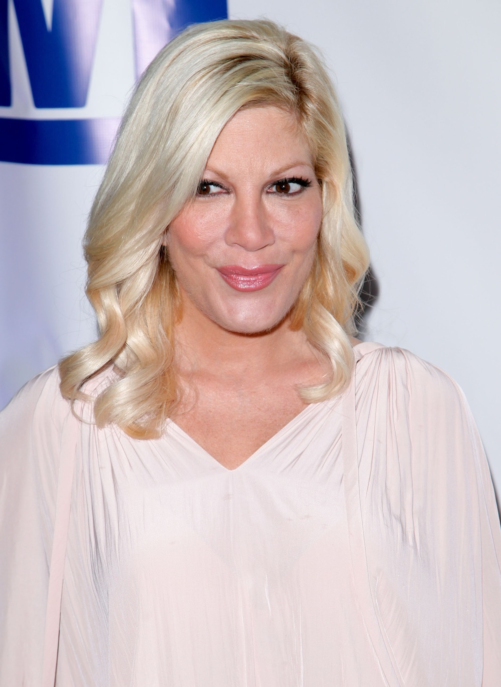 tori-spelling-wallpaper