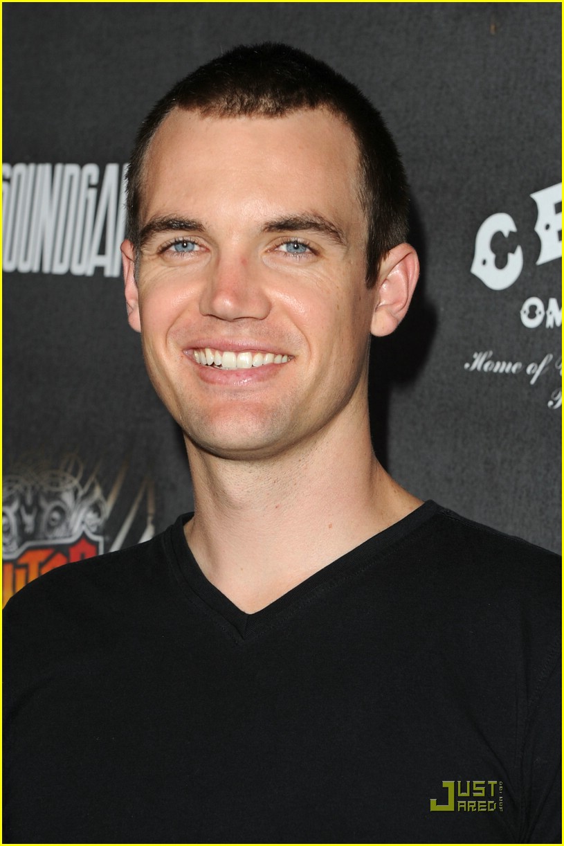 tyler-hilton-photos