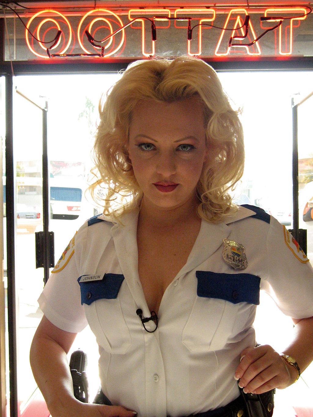 Classify Wendi McLendon-Covey.