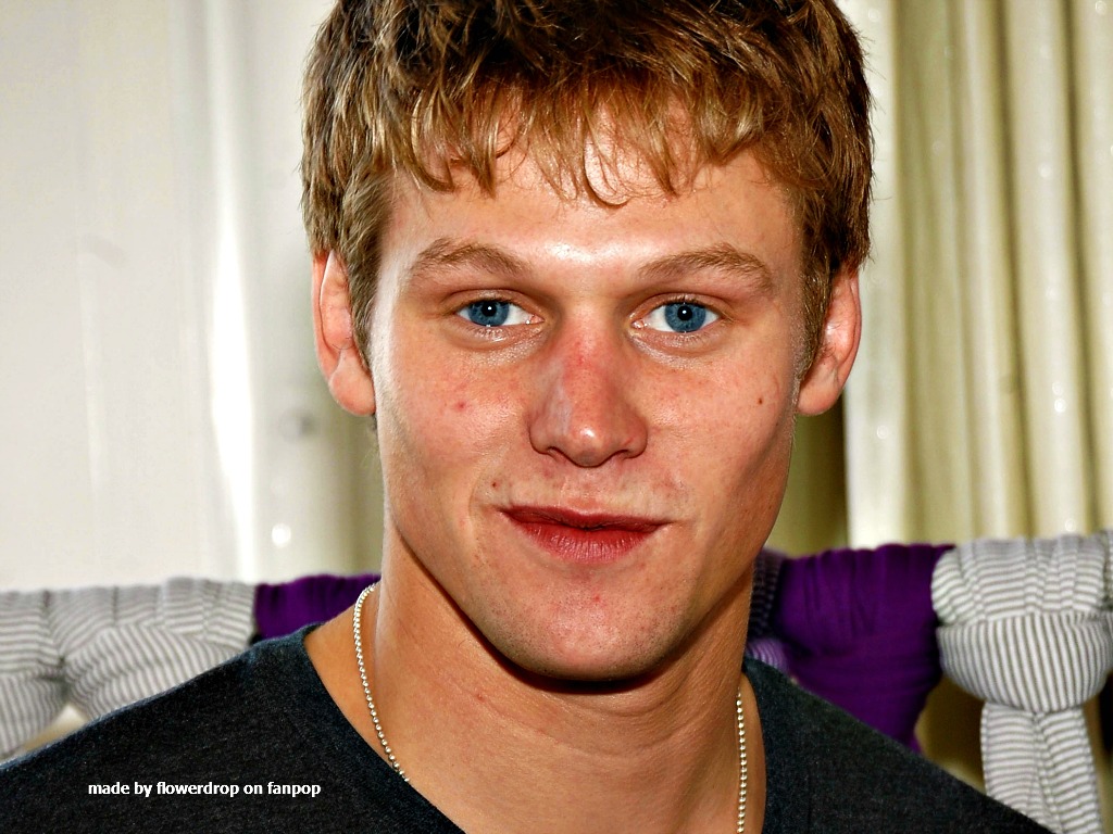 best-pictures-of-zach-roerig