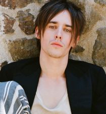 Reeve Carney's picture