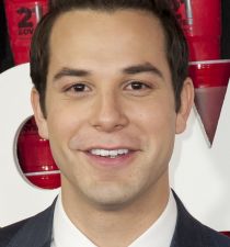 Skylar Astin's picture